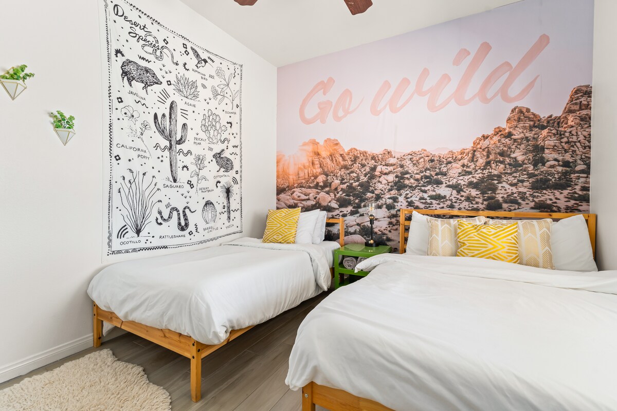 Спална соба со 2 кревета широки 137 - 191 см