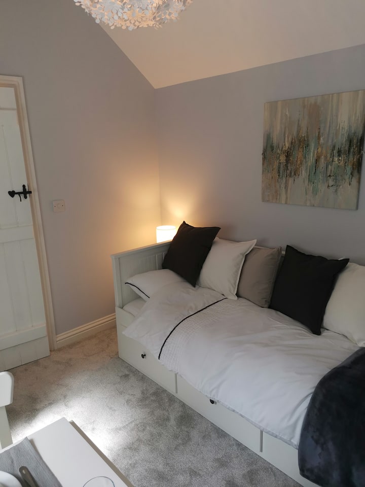 Krevat dite. Gardërobë e pasqyruar me hapësirë të varur. 
Tavolinë për dy persona për t 'u ulur dhe për të ngrënë. 