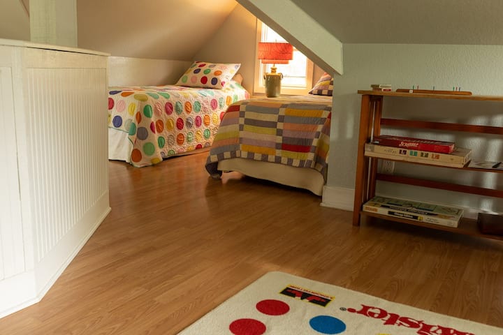 Upstairs has 2 cozy twin beds. 