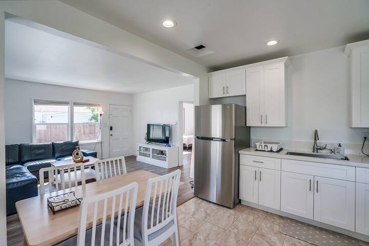 Charming Central Haven: Entire Home Close to 3 FWY
