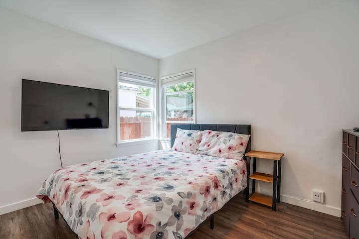 Charming Central Haven: Entire Home Close to 3 FWY