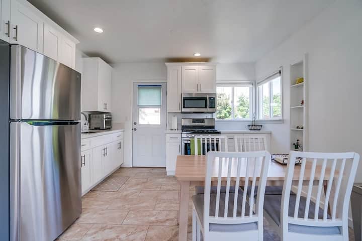 Charming Central Haven: Entire Home Close to 3 FWY