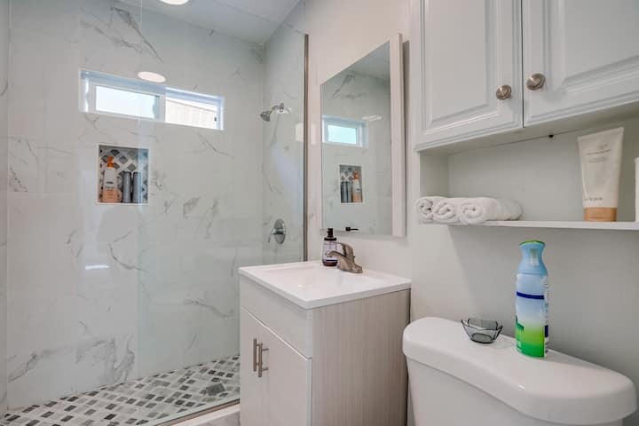 Charming Central Haven: Entire Home Close to 3 FWY