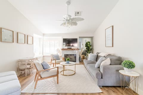 3 Bdrm House w/ Saltwater Pool - Family Friendly