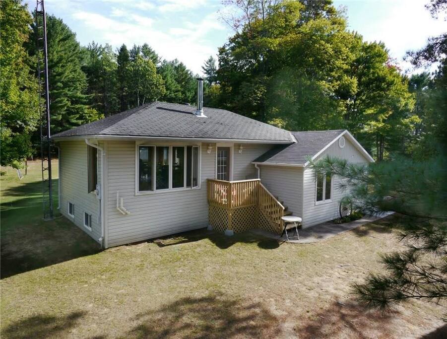 Waterfront Home/Cottage on the Madawaska River Cottages à louer à
