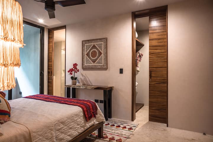 Recámara principal con balcón privado
