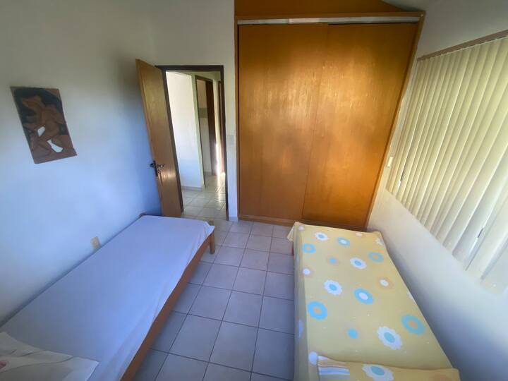 Dormitorio en el primer piso. 2 camas individuales y espacio de colchón. En el armario de fotos hay varios colchones para uso de los huéspedes.