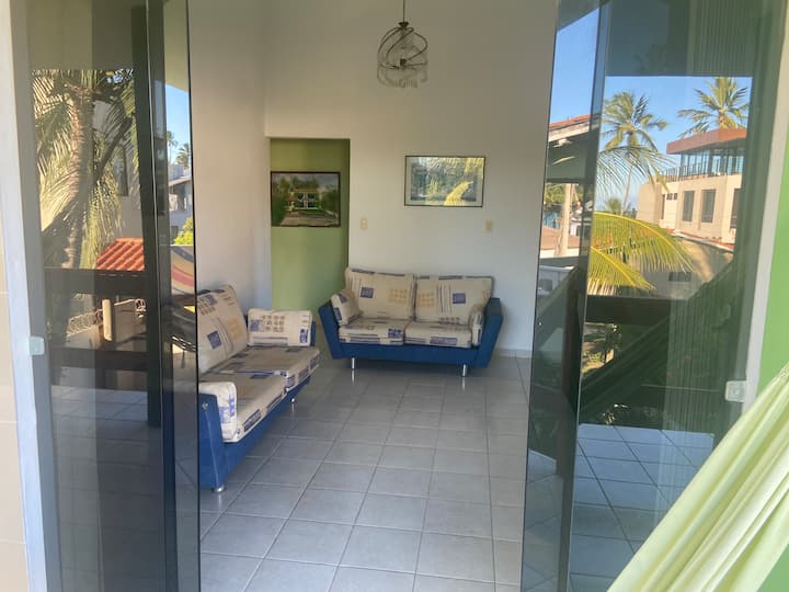 Sala de estar en el primer piso, con vistas al balcón.