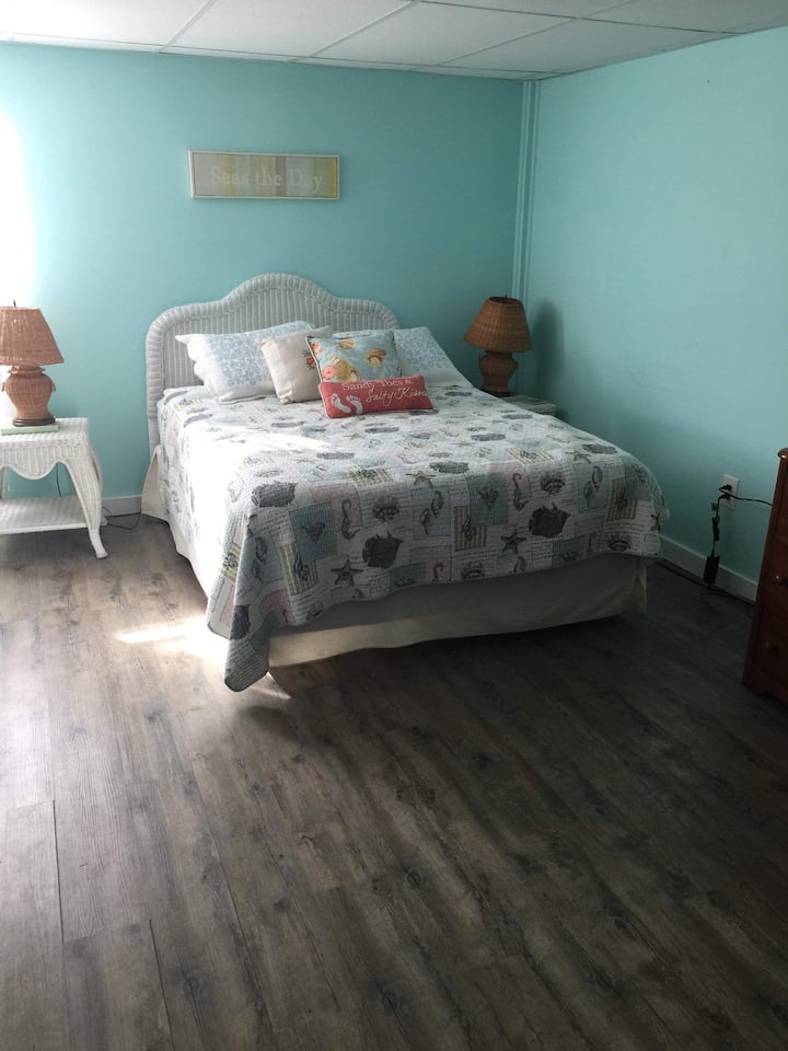 סוויטת אורחים מלאה בקומה התחתונה 

 
W/ Queen - מיטות קומתיים - זוגיות
