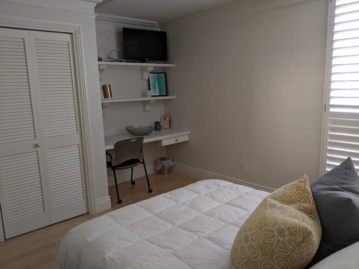 ห้องนอน 2 พร้อมเตียงเต็มรูปแบบและโต๊ะทำงาน