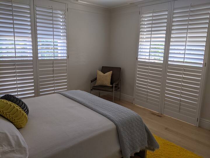 ห้องนอน 1 พร้อมเตียงควีนไซส์และตู้เสื้อผ้าเต็มรูปแบบ