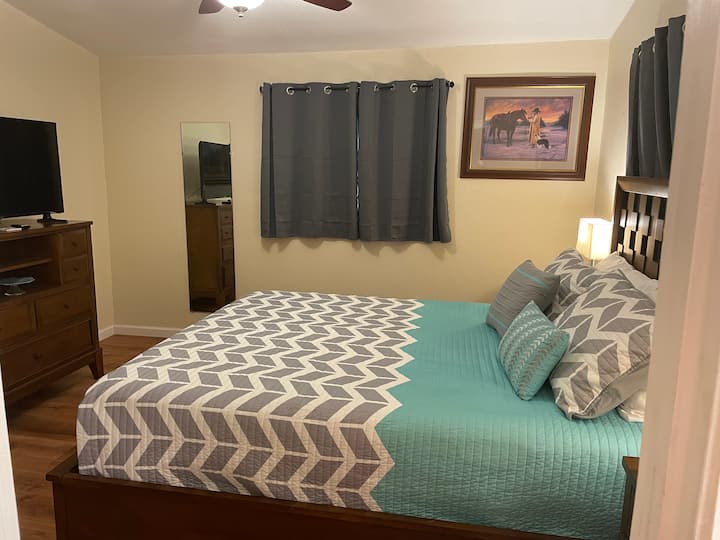 2号卧室。标准双人床。床头灯都配有方便的插头和USB。每个床头柜上都有个人物品和珠宝的托盘。火棍电视。遮光窗帘。