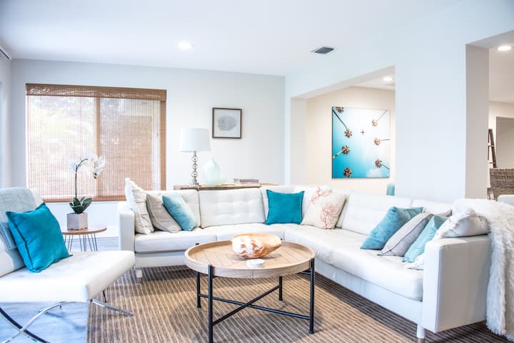 充足的座位、自然光和宽敞的开放空间，可供整个团体使用。