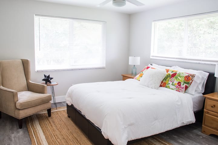 1号客房配有双人床、水景、大型智能电视和充足的衣柜空间！