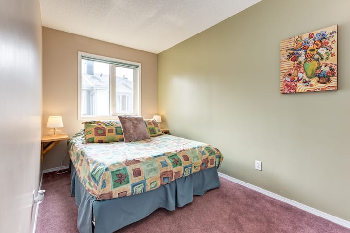 Голема спална соба бр. 3 со брачен кревет (широк 150-179 см). 