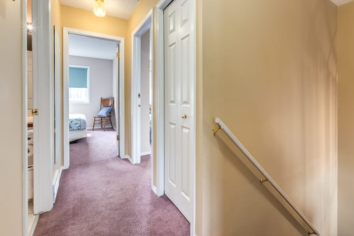 Скали до спалните соби и бањата.