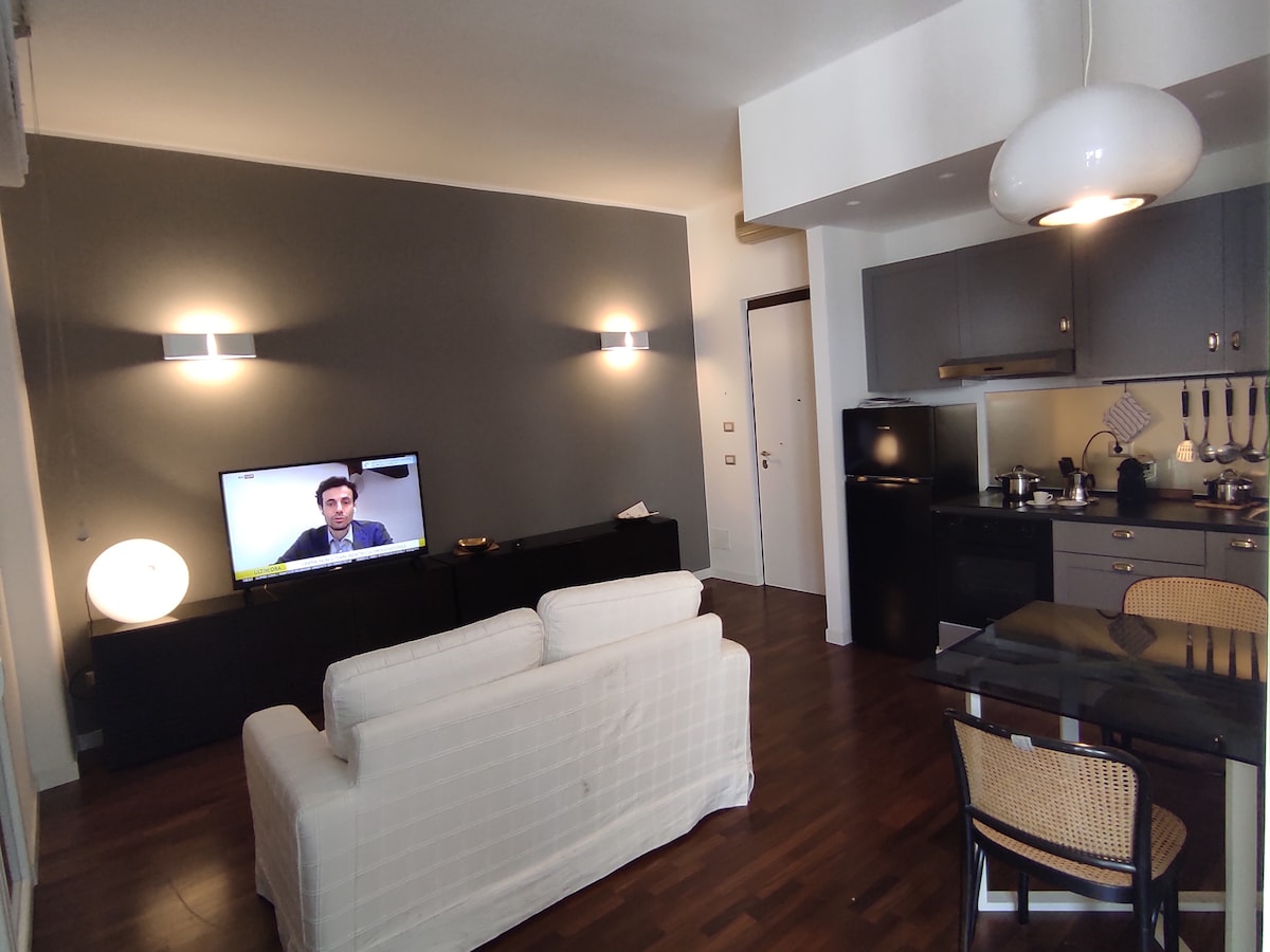 Successful Airbnb property: Very central and comfortable, in front of Petruzzelli in Bari