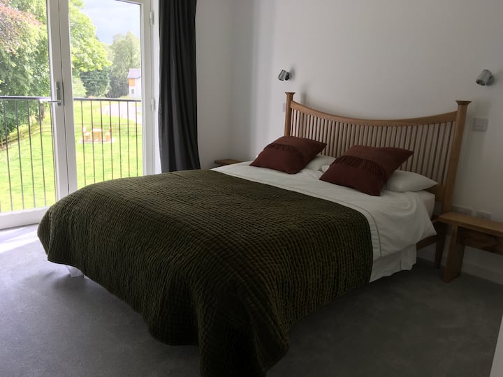 Arriba, dormitorio principal con cama tamaño king.