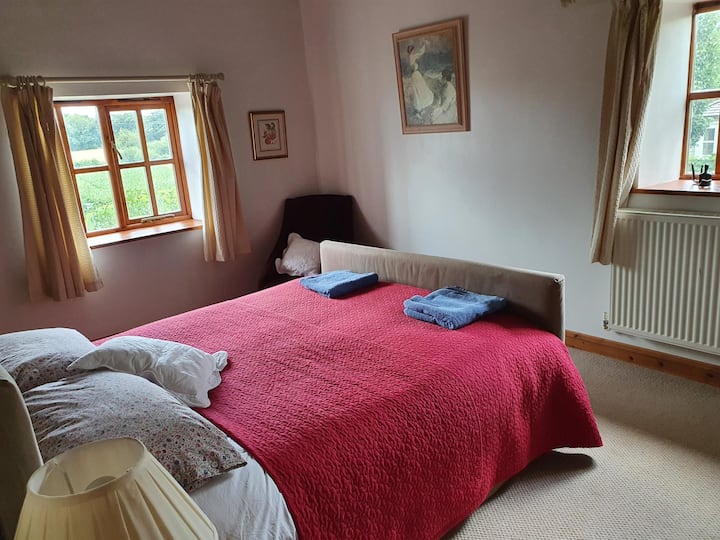 メインベッドルームの上の印象的な木製の梁は写真には写っていません。