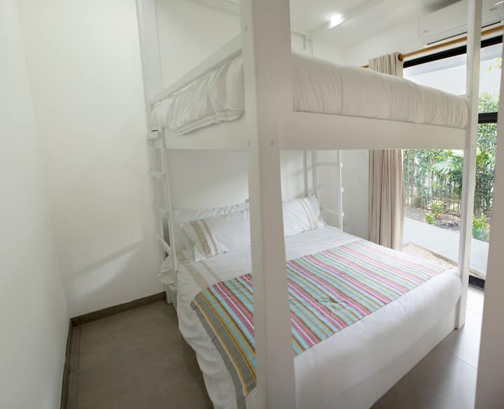 Soba za goste s bračnim krevetom na kat koji može primiti 4 odrasle osobe