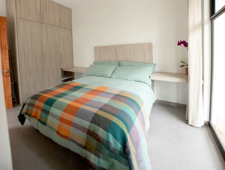 Glavna spavaća soba s velikim ormarima i noćnim ormarićima/ radnim stolovima