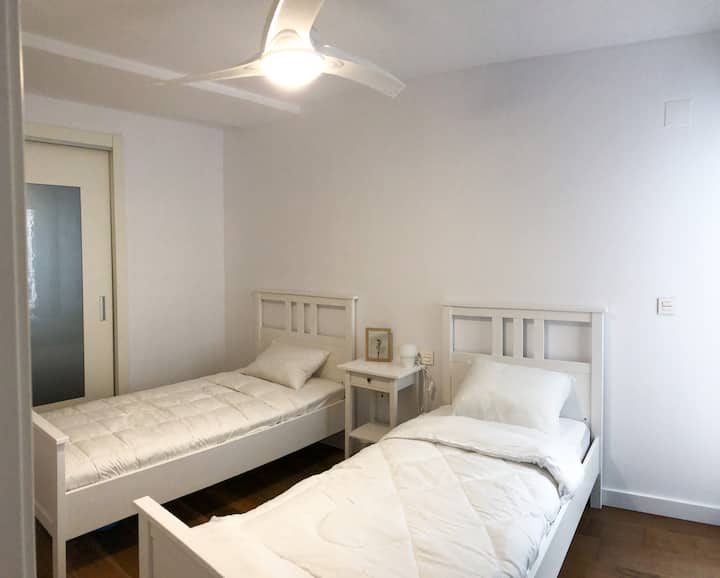 配备单人床和吊扇
的房间--
带单人床和吊扇的房间 