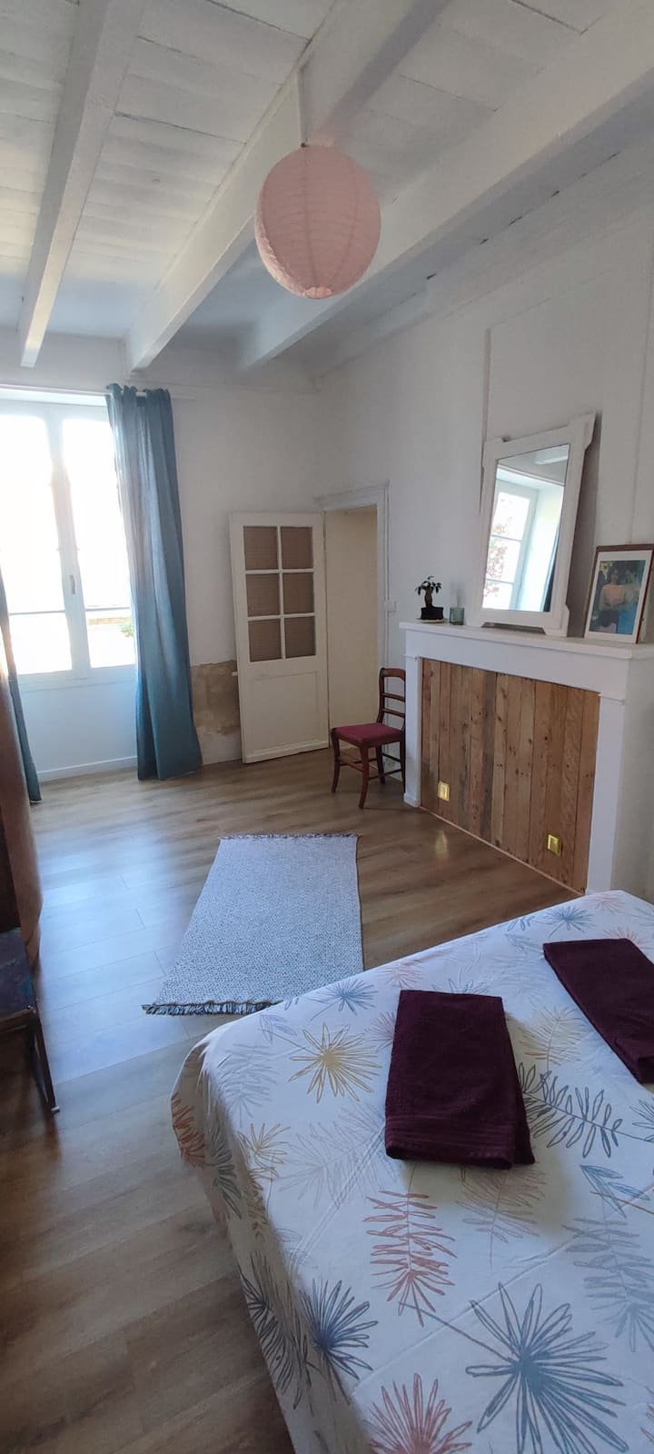 Chambre 1 - Au RDC, grande chambre donnant côté Sud