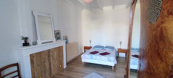 Chambre 1 - Au RDC, grande chambre donnant côté Sud