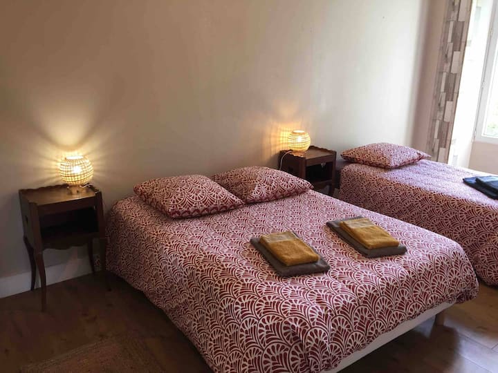 Chambre 4 - Quoi de mieux qu'un lit douillet après une bonne douche chaude ?
