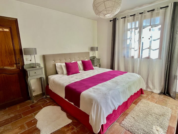 卧室3 -楼上主卧配有套内卫生间、独立卫生间和私人露台