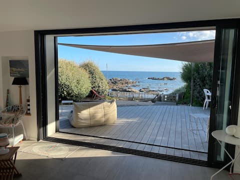 Modern & cozy villa with your feet in the water