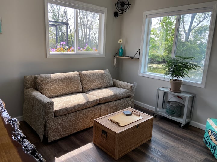 Waterfront Paradise, Adorable Tiny House Retreat - Lake Erie