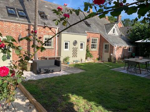 Quirky Coach House, Hot tub, Parking, Lake, 7pax