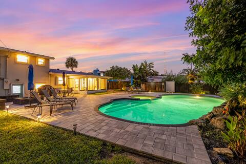 Family Beach retreat, heated pool/tub, Orlando Fun