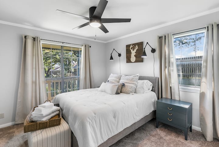 Queen bedroom (bed #3)