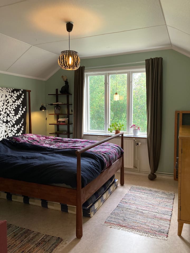 Spavaća soba s bračnim krevetom.