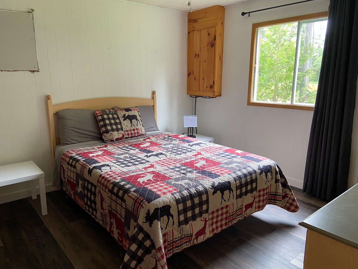 Spavaća soba na glavnom katu, bračni krevet (160x200). Slika iz hodnika