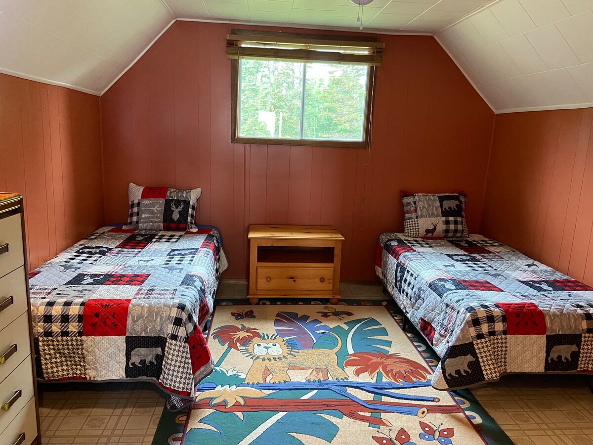 Spavaća soba na katu, 2 kreveta za jednu osobu