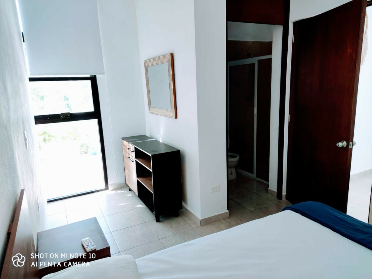 Ოთახი 2 საწოლით Queen Size, კონდიციონერი და სააბაზანო, 

Რეკამარა 2 დიდი საწოლით, მიმაგრებული ჰაერითა და აბაზანა-ტუალეტით.