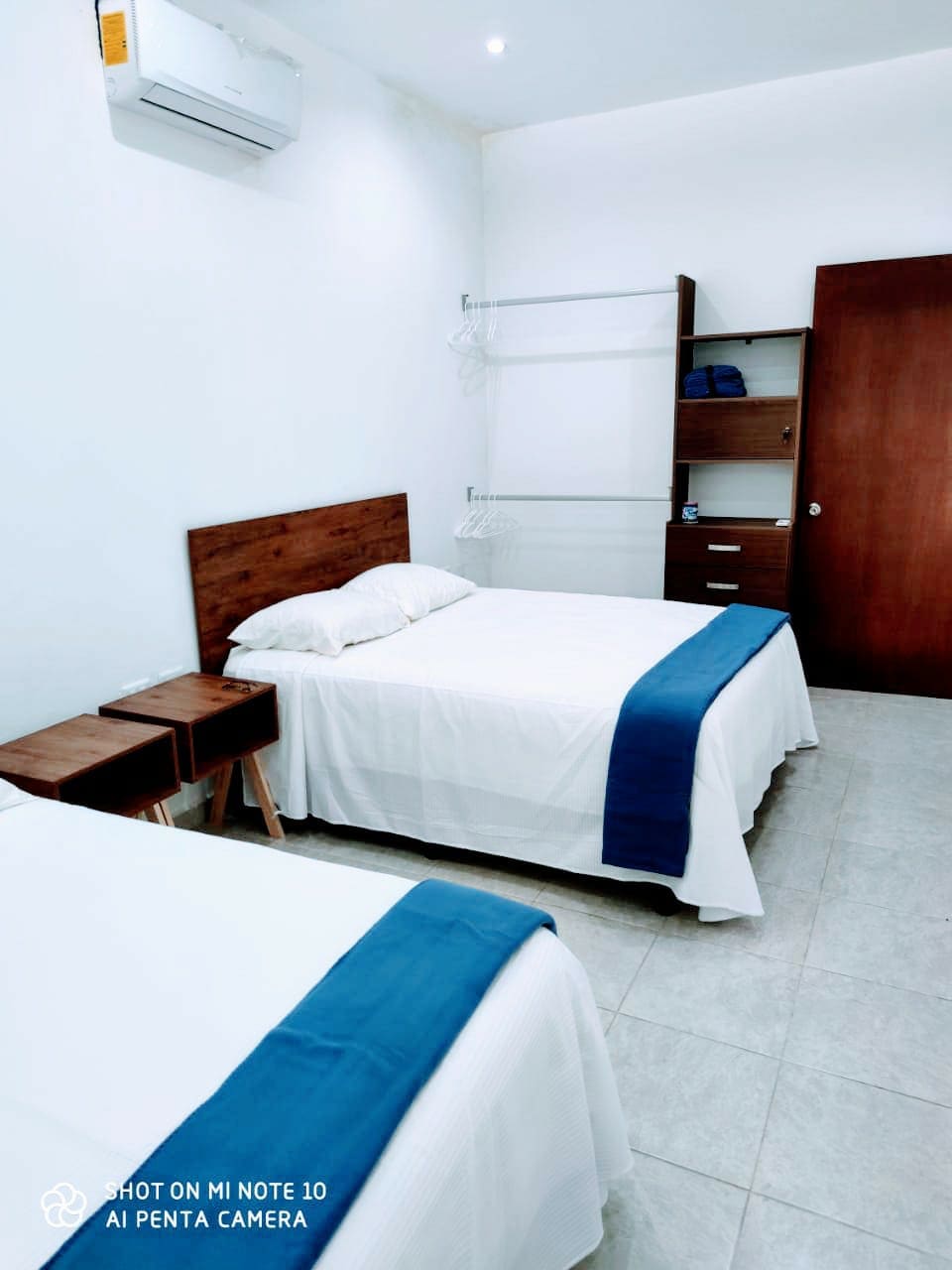 Ოთახი 4/ 2 საწოლით Queen Size & კონდიციონერი და სააბაზანო, 

Recam 4, 2 დიდი საწოლით, კონდიციონერითა და აბაზანა-ტუალეტით.