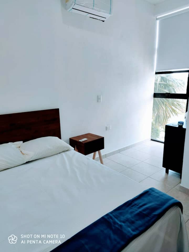 Chumba 2 w/kitanda cha ukubwa wa malkia & kiyoyozi & bafu, 

Chumba cha kulala 2 na kitanda cha ukubwa wa malkia na kiyoyozi na bafu kamili.