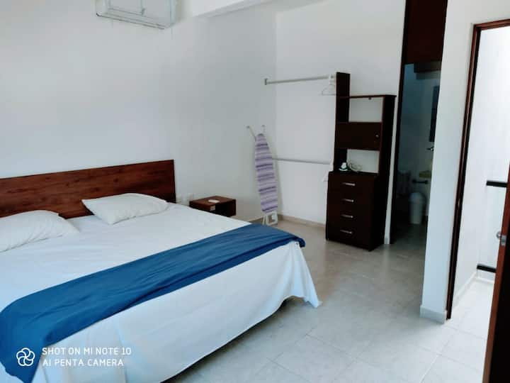 Chumba kikuu w/bafu na kiyoyozi, Chumba cha kulala cha Master kilicho na bafu kamili na kiyoyozi
