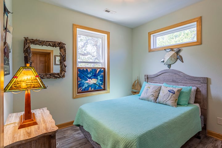 Cozy bedroom with queen bed.