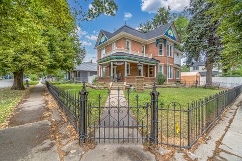 Massive Downtown Victorian-Accommodates 20+ guests