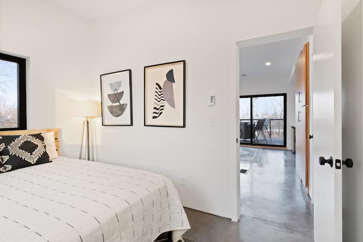 La chambre au 3e étage offre un art moderne et une ambiance confortable. 