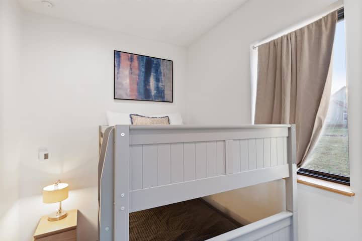 un lit superposé complet pouvant accueillir confortablement jusqu'à 4 personnes. 