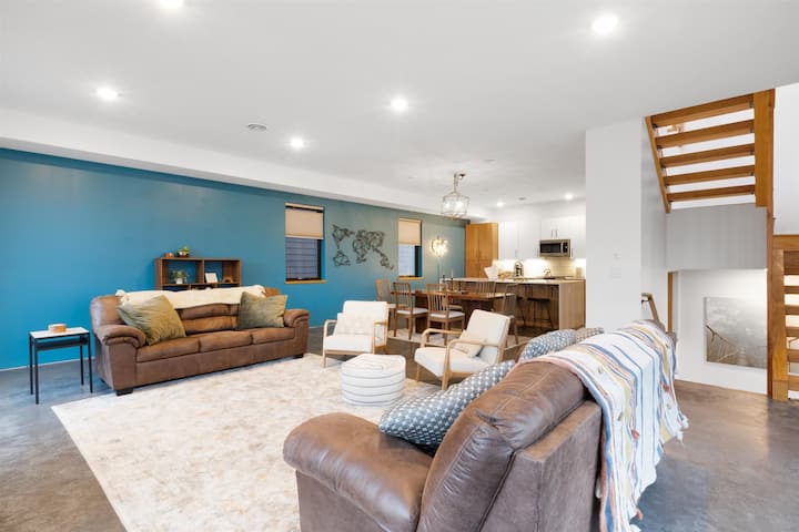 2 canapés pliants nous permettent d'accueillir des voyageurs supplémentaires pour les grands groupes 