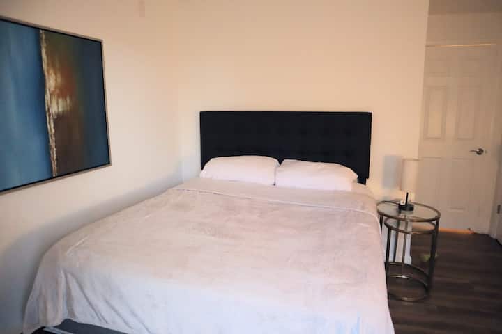 تحتوي غرفة النوم الثانية على سرير كوين.