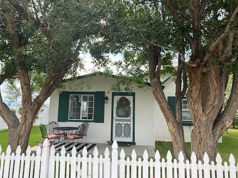 Cozy 2 bedroom Cottage w/kitchen, laundry & yard!!