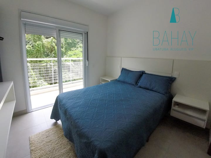 Suite 1. With double box bed, air-conditioning, wardrobe with hangers and a spectacular forest view from the auxiliary balcony. Accommodates 2 people. View from the entrance door. The door to the bathroom is to the right of the photo.